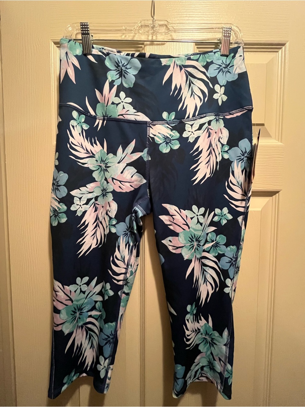 Reel Legends Beach Pro Women's High Rise Floral Hawaiian Capri Leggings L